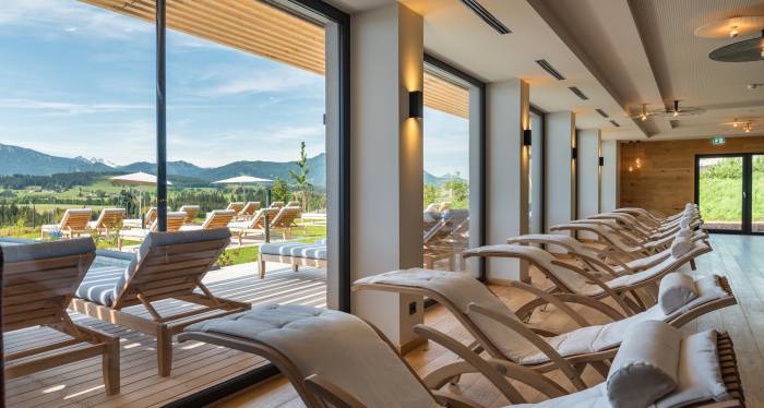 Ruhebereich mit Schwebeliegen im Wellnesshotel Panorama Allgäu