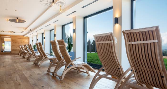 Entspannungsliegen im Wellnessbereich