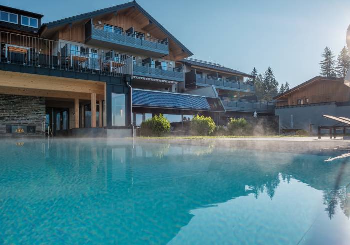 Pool mit Panorama Land & Wellnesshotel im Hintergrund