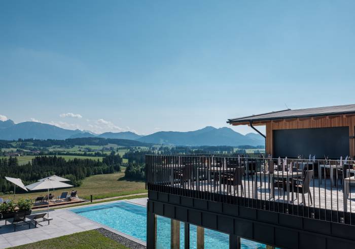 Außenbereich mit Terrasse und Pool