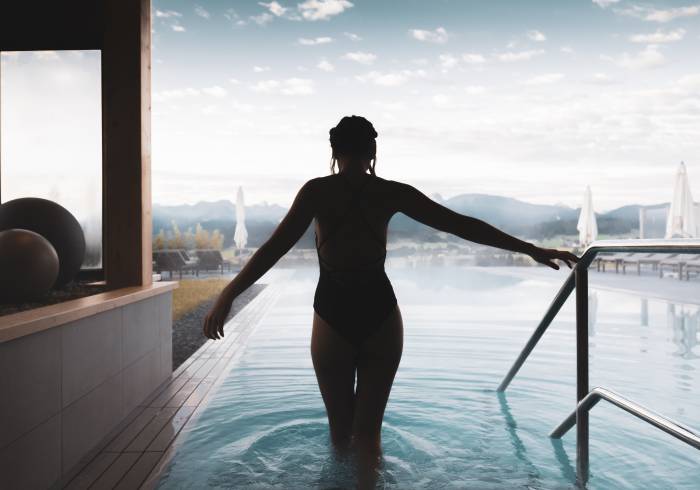 Schwimmen mit Bergblick